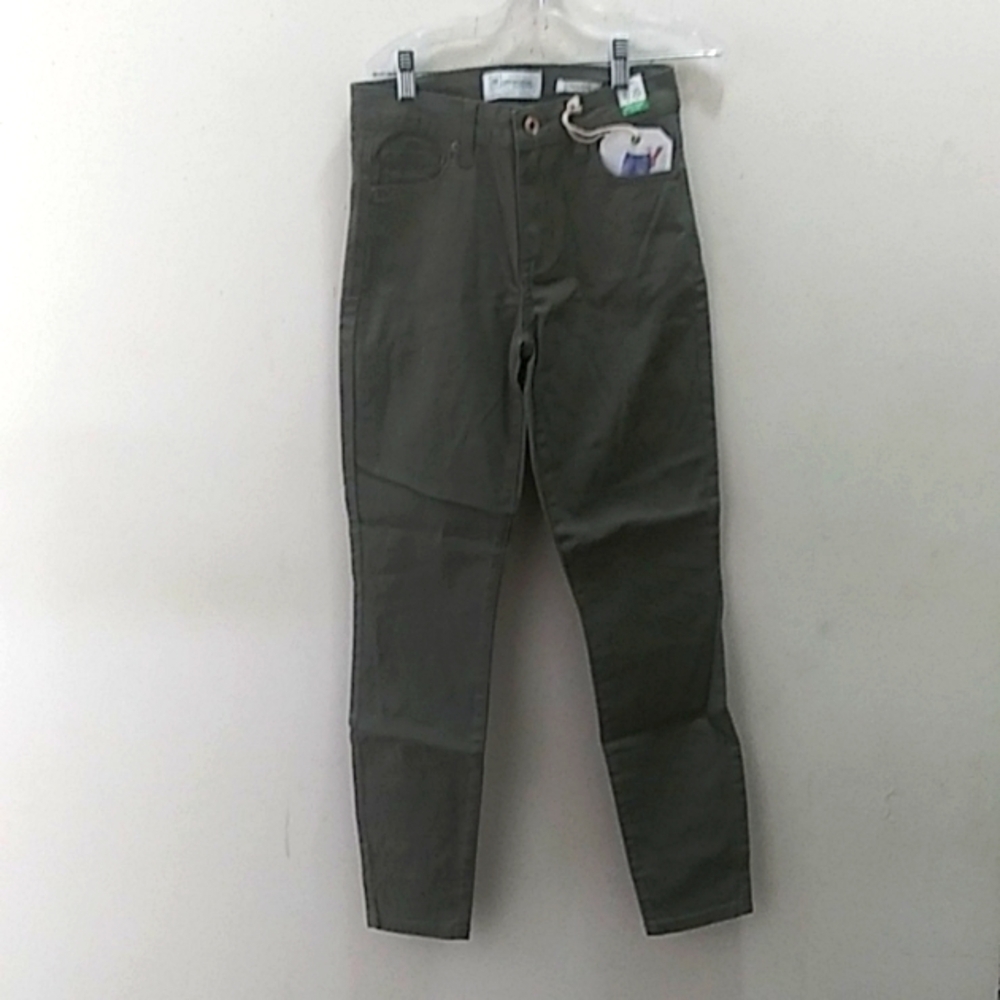 RE Generation Beautiful fitting ladies jeans. Size 1